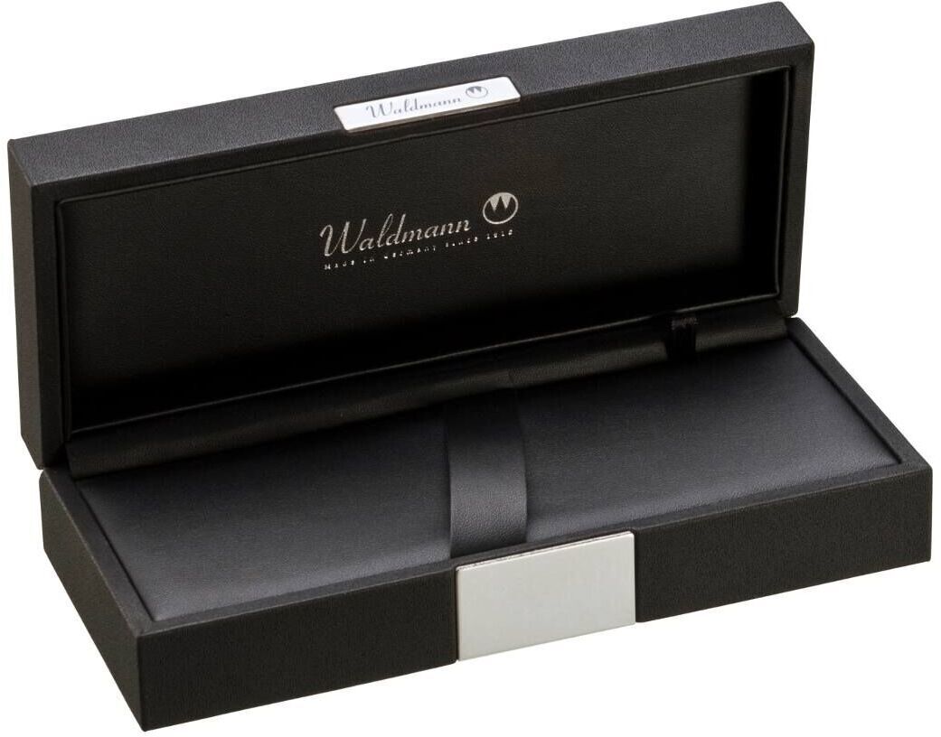 Ein schwarzer Luxus-Kugelschreiber »Tuscany« in einer edlen Geschenkbox, mit einer silbernen Klappe. Die Schachtel trägt den Aufdruck 'Waldmann'.