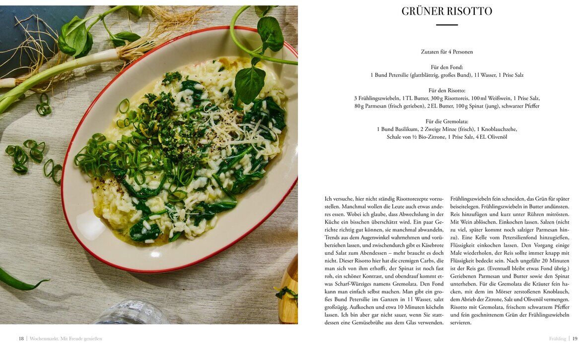 Abbildung zeigt eine Doppelseite des Kochbuchs »Mit Freude genießen« mit einem Rezept für grünes Risotto, umgeben von frischen grünen Kräutern und einer rustikalen Tischdekoration.