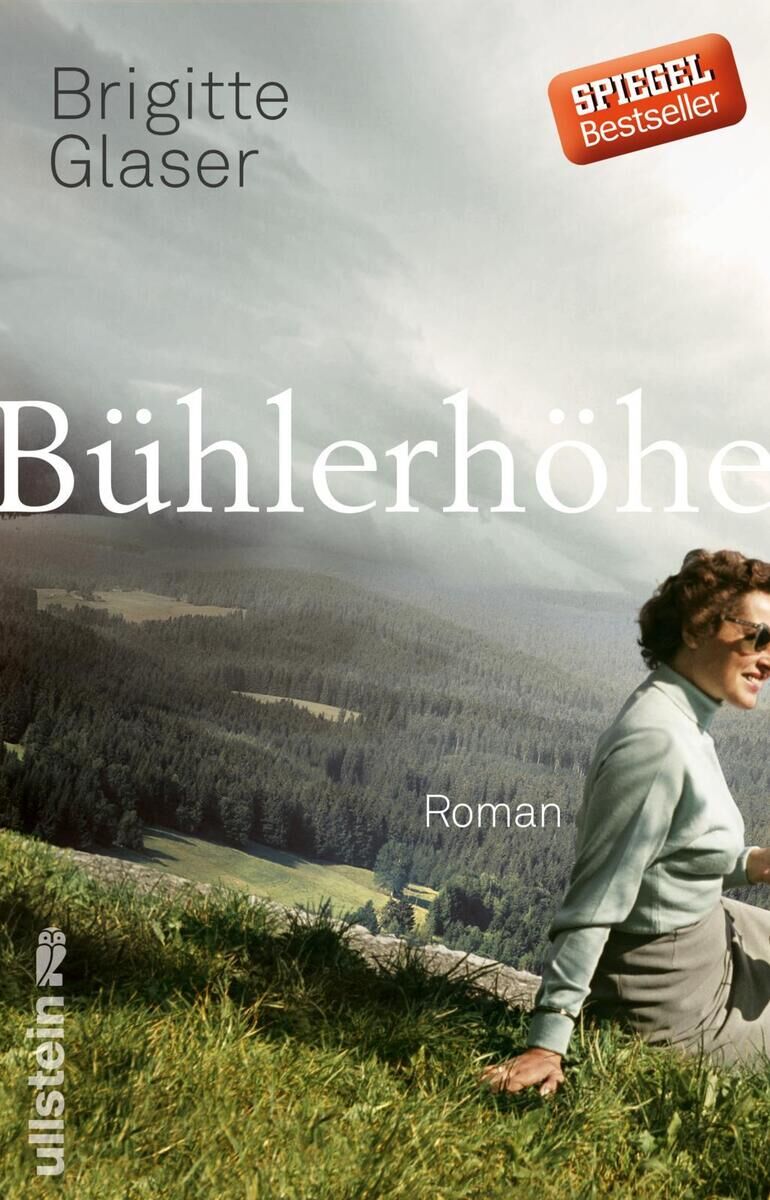 Das Buchcover von "Bühlerhöhe" von Brigitte Glaser zeigt eine Frau, die auf einem grünen Hang mit weitläufigem Wald im Hintergrund liegt. Das Buch ist als Spiegel Bestseller gekennzeichnet. Im oberen Teil des Covers steht der Name der Autorin und der Titel des Buches in Weiß geschrieben.