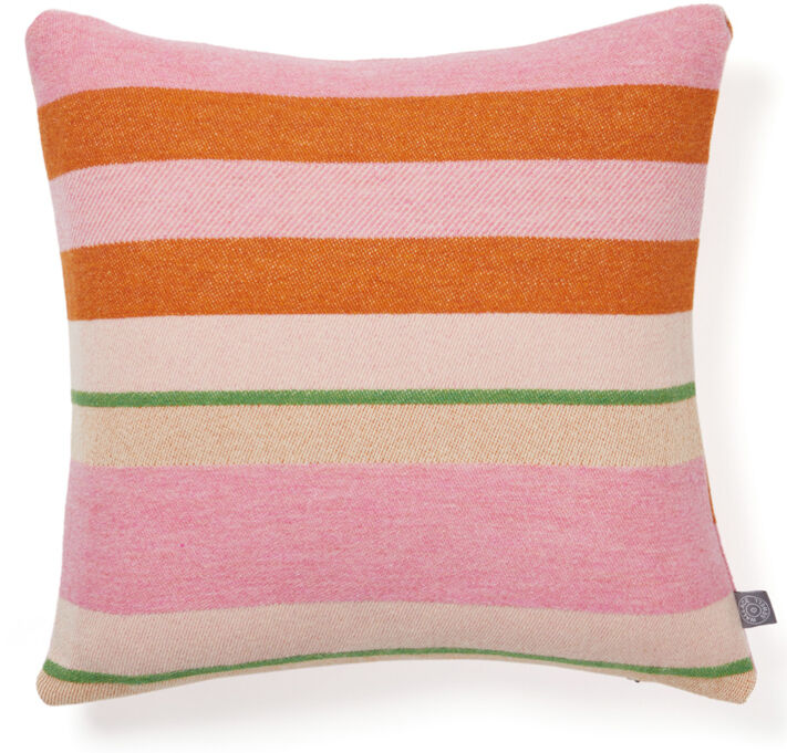 Ein quadratisches Kissen mit bunten, horizontalen Streifen in Rosa, Orange, Grün und Beige, basierend auf einem Design des Bauhauses.