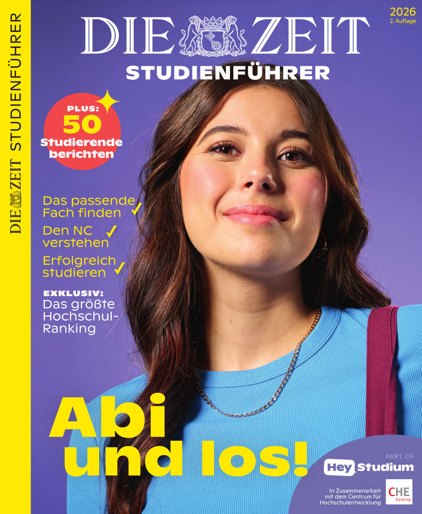 Cover des ZEIT Studienführer 2026 mit einer jungen Frau im Vordergrund, lächelnd und mit direktem Blick. Der Hintergrund ist blau-violett. Gelber und weißer Text mit Schlagworten wie "Abi und los!" sowie Informationen zu Fächerauswahl, NC und Hochschulranking. Oben das ZEIT-Logo, rechts das Jahr 2026.