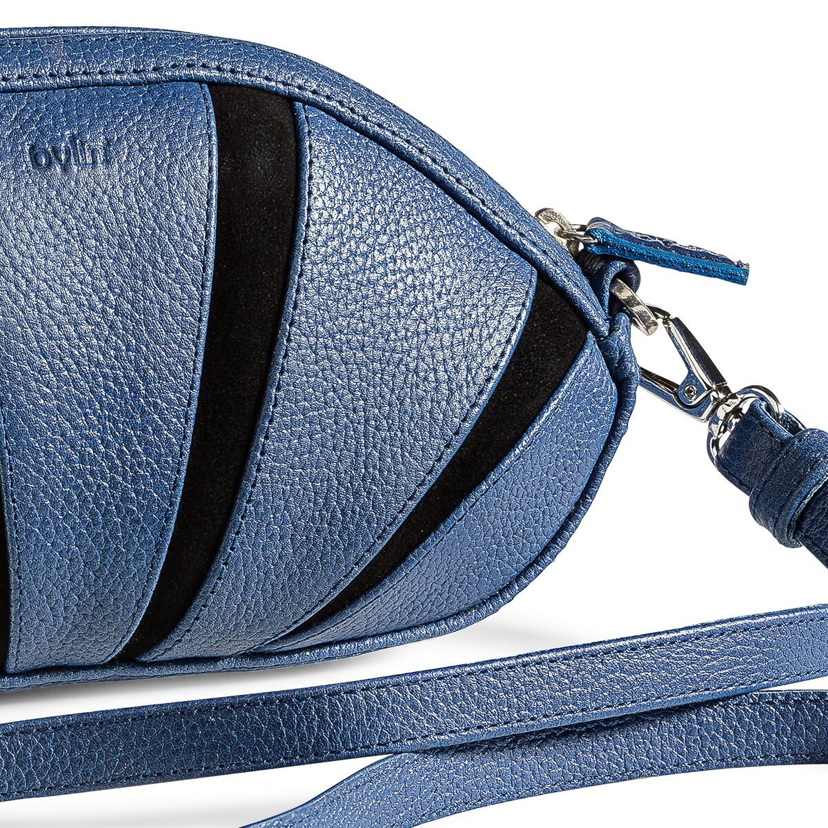 Detailreiche Abbildung der Umhängetasche „Stella“ von Ars mundi aus blau-schwarzem Rindswildleder mit silbernen Metallakzenten. Die Tasche ist rechteckig (22 x 13,5 x 8 cm), hat eine glatte, matte Oberfläche, eine dezent schimmernde Optik und einen längenverstellbaren Riemen. Elegant und modern vor neutralem Hintergrund platziert.