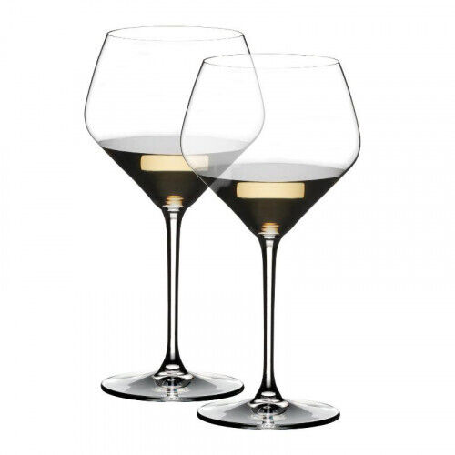 Zwei elegante Weingläser aus der ZEIT Sonderedition mit Geldermann Grande Réserve, produziert von Riedel. Die Gläser sind hochwertig und eignen sich perfekt für festliche Anlässe und als Geschenk.