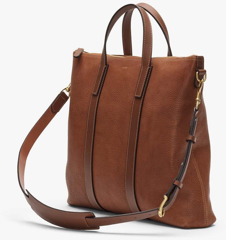 Braune Ledertasche »MATE« von Mismo mit verstellbarem Schulterriemen und zwei Tragegriffen, minimalistisches und hochwertiges Design.