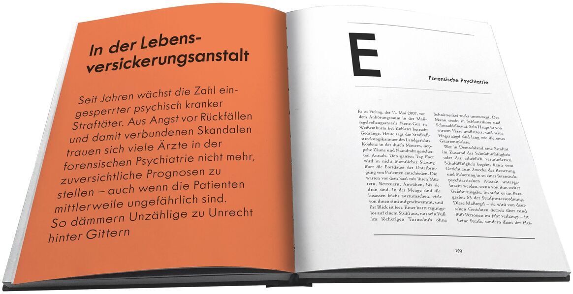 Ein aufgeschlagenes Buch mit dem Titel 'ZEIT-Edition »VERBRECHEN Vol. 2«'. Die linke Seite zeigt orangefarbenen Text, während die rechte Seite einen Text in Schwarz auf weißem Untergrund enthält.