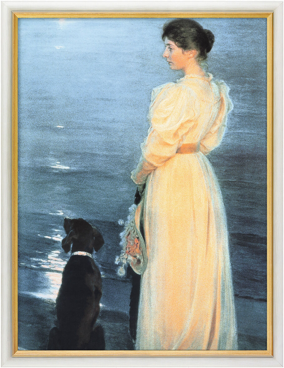 Ein Gemälde von Peder Severin Kroyer mit einer Frau in einem langen Kleid und einem Hund, die am Meer in der Abenddämmerung stehen. Der Mond spiegelt sich auf der Meeresoberfläche wider, umgeben von einer ruhigen, romantischen Atmosphäre.