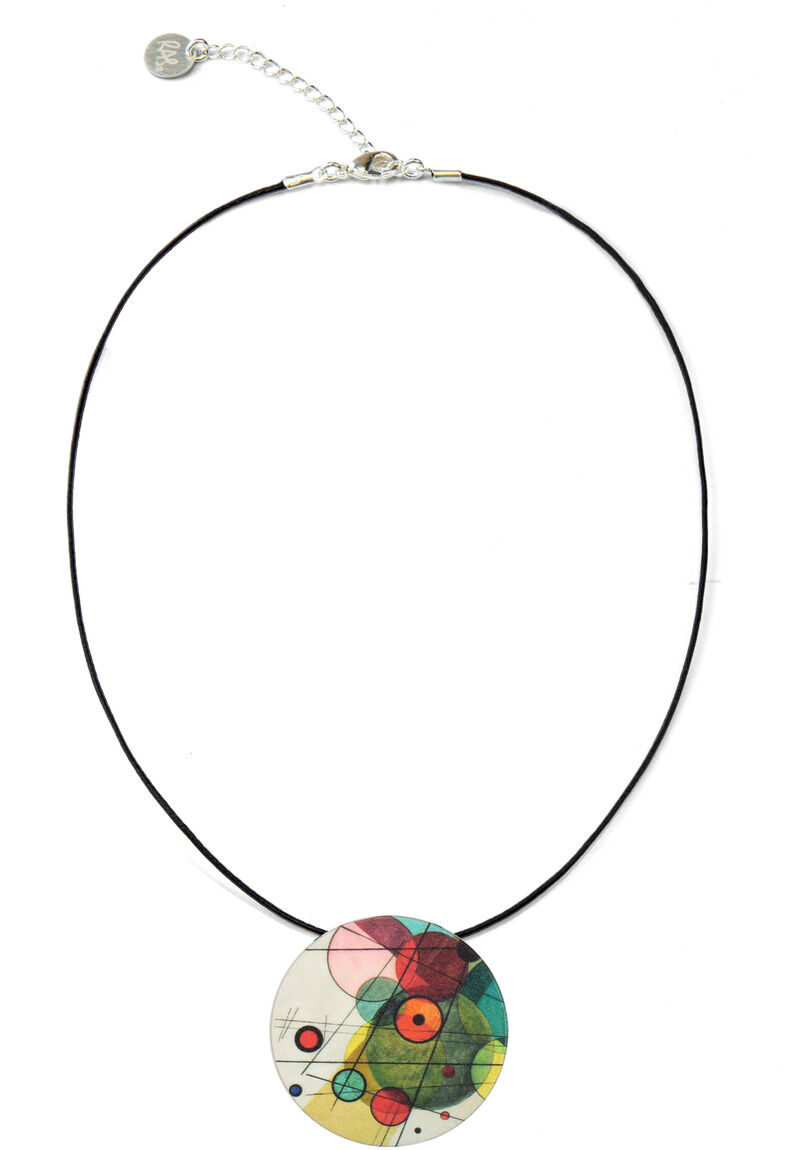 Ein Collier mit einem kreisförmigen Anhänger, inspiriert von Kandinsky's Kunstwerk 'Kreise in einem Kreis'. Der Anhänger zeigt ein buntes abstraktes Design mit überwiegend grünen, roten und gelben Farben. Die Kette ist in Schwarz gehalten mit einem silbernen Verschluss.