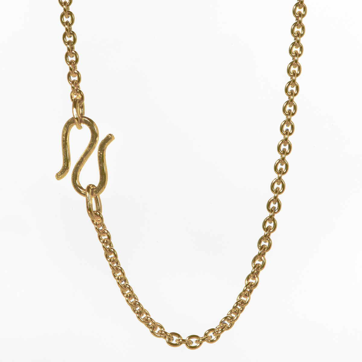 Feine Ankerkette aus vergoldetem Silber mit schlichtem Design, geeignet als elegantes Schmuckstück für verschiedene Anlässe.