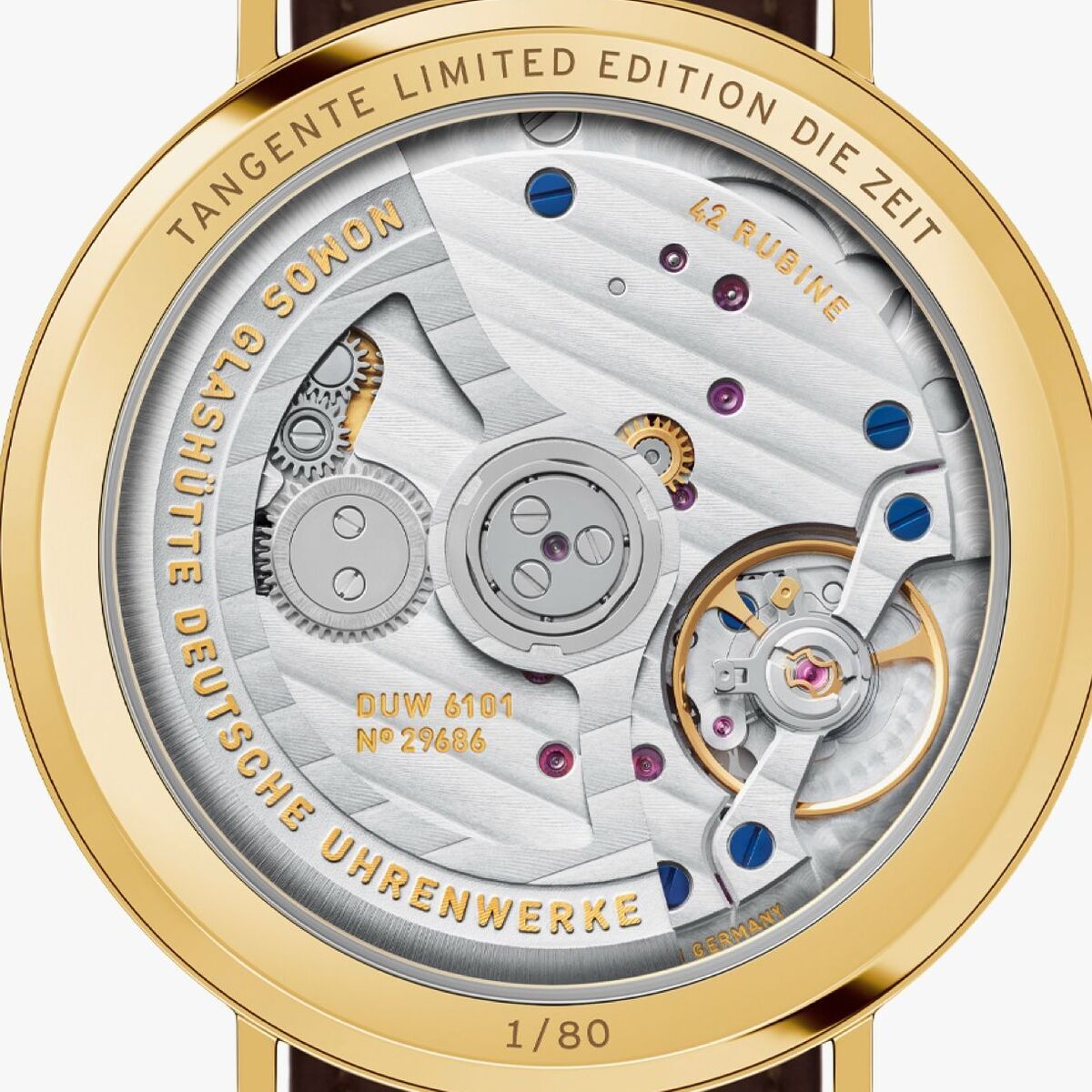 Rückseite der ZEIT-Sonderedition Uhr »Tangente Gold neomatik 38 Update DIE ZEIT« von NOMOS aus 18-karätigem Gold. Sichtboden mit Gravur, sichtbar feines Automatikwerk DUW 6101, limitierte Nummerierung (1/80), braunes Lederarmband. Hochwertige Verarbeitung.