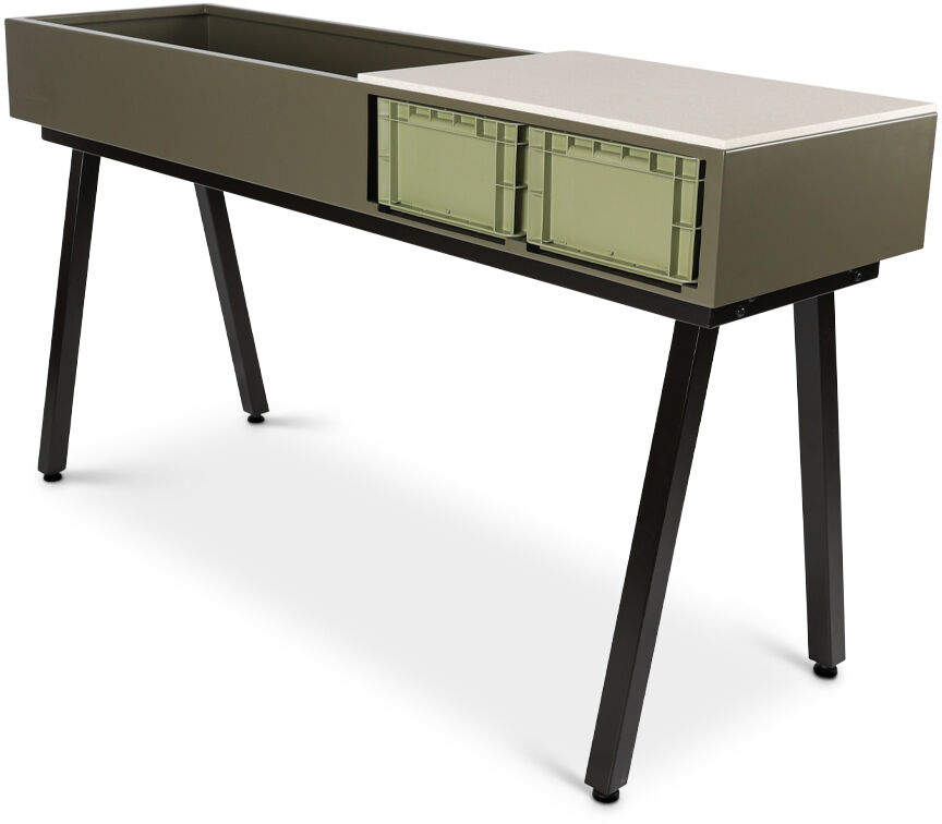 Moderner grüner Pflanztisch »Gardenworks Station« von Weltevree auf vier schwarzen, schräg stehenden Beinen. Links befindet sich eine große Pflanzfläche, rechts zwei grüne Aufbewahrungsboxen. Schlichtes, funktionales Design für drinnen und draußen.