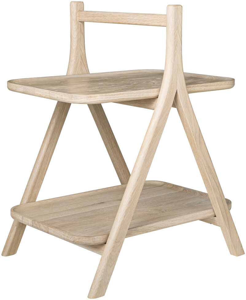 Eleganter Beistelltisch "ETA" von blomus aus heller Eiche mit zwei Ebenen und klaren Linien. Das Gestell zeigt schräge, überkreuzte Beine, die dem Tisch ein modernes, minimalistisches Design verleihen. Die Oberfläche wirkt glatt und hochwertig verarbeitet. Ideal als Wohnaccessoire.