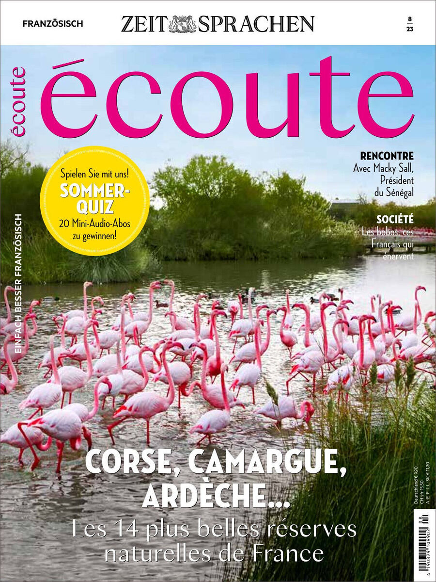 Cover des Écoute Magazins Ausgabe August 2023 mit der Abbildung einer Gruppe von Flamingos in einem Naturreservat in Frankreich. Der Titel ist in pinker Schrift gehalten. Es gibt einen gelben Kreis mit der Aufschrift 'Spielen Sie mit! Sommer-Quiz'. Eine malerische Landschaft mit Wasser und grüner Vegetation ist im Hintergrund zu sehen.