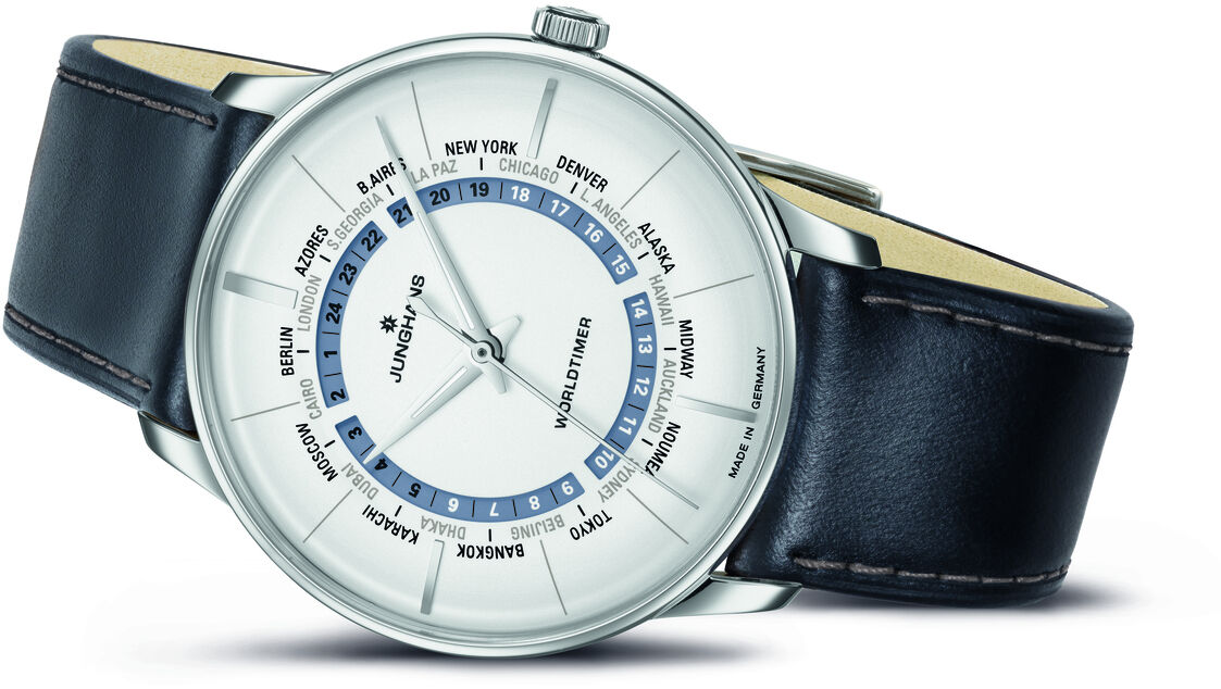 Elegante Armbanduhr für Männer mit schwarzem Lederarmband und silbernem Zifferblatt von Junghans aus der Meister Worldtimer Kollektion. Die Uhr zeigt verschiedene Weltzeiten und besitzt ein klassisches, zeitloses Design.