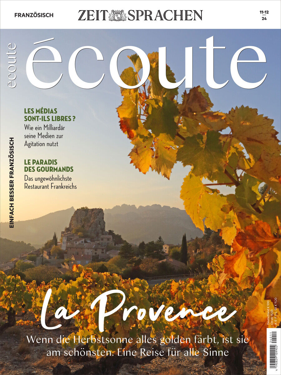 Das Cover des 'Écoute Magazin' Ausgabe November 2024 zeigt eine herbstliche Landschaft in der Provence mit goldgelben Weinbergen und einem Dorf im Hintergrund. Der Titel lautet 'La Provence', und das Magazin befasst sich mit französischer Sprache und Kultur.