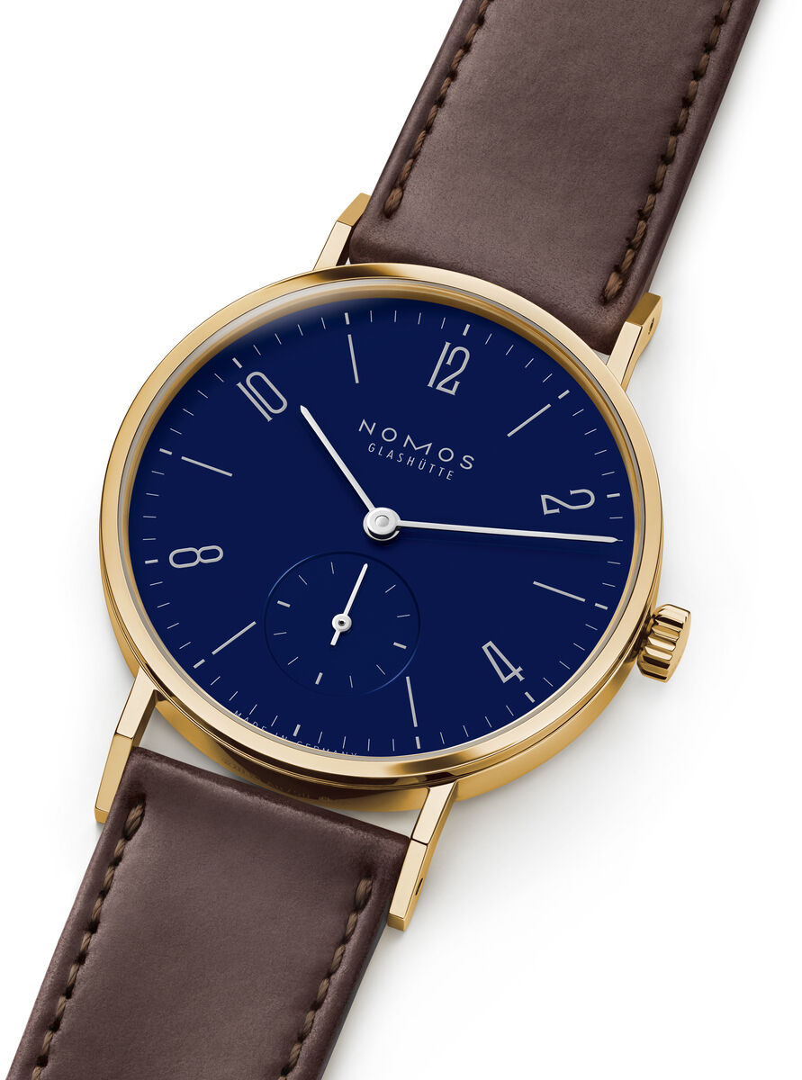 Armbanduhr NOMOS Tangente Gold 33 Sonderedition, Gehäuse aus 18-karätigem Gold, Zifferblatt in Emailleblau mit filigranen weißen Zahlen und Zeigern, kleines Sekunden-Zifferblatt bei sechs Uhr, braunes Shell Cordovan Lederarmband, elegante, hochwertige Gestaltung.
