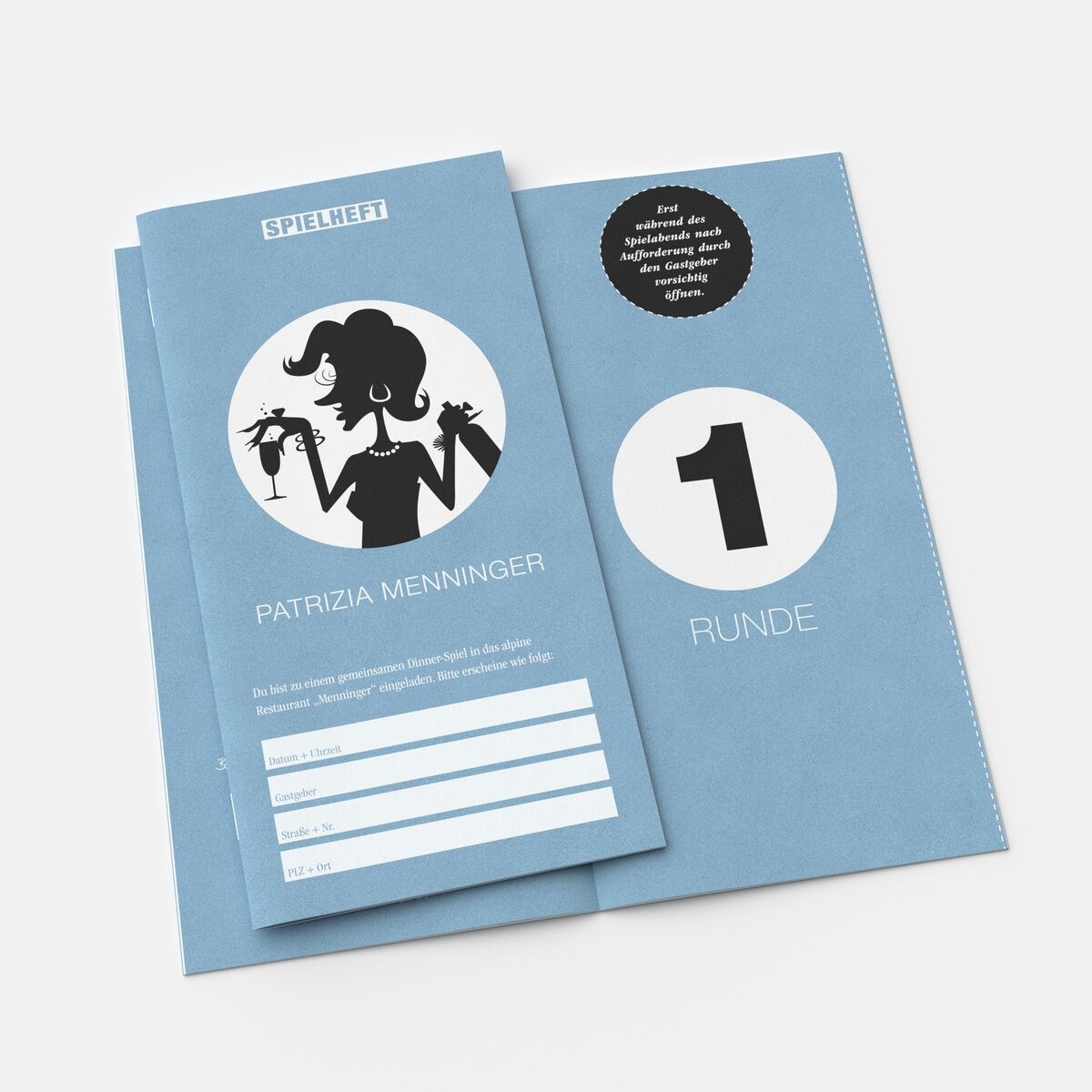 Das Bild zeigt ein aufgeschlagenes Spielheft des Krimi-Dinner Spiels »Mord nach Rezept«. Auf der linken Seite steht »Spielheft« und »Patrizia Menninger« über einer Illustration einer Frau mit Getränk und Messer. Auf der rechten Seite steht »Runde 1« in einem schwarzen Kreis mit weißer Schrift.