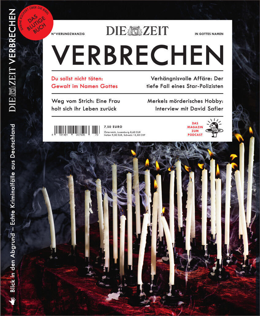 Titelblatt der Zeitschrift 'ZEIT VERBRECHEN 24/23', die sich mit verschiedenen Kriminalfällen in Deutschland auseinandersetzt. Das Cover zeigt brennende weiße Kerzen auf einem roten Tuch. Der Hintergrund ist schwarz gehalten. Mehrere Schlagzeilen und Unterüberschriften informieren über die Inhalte der Ausgabe.