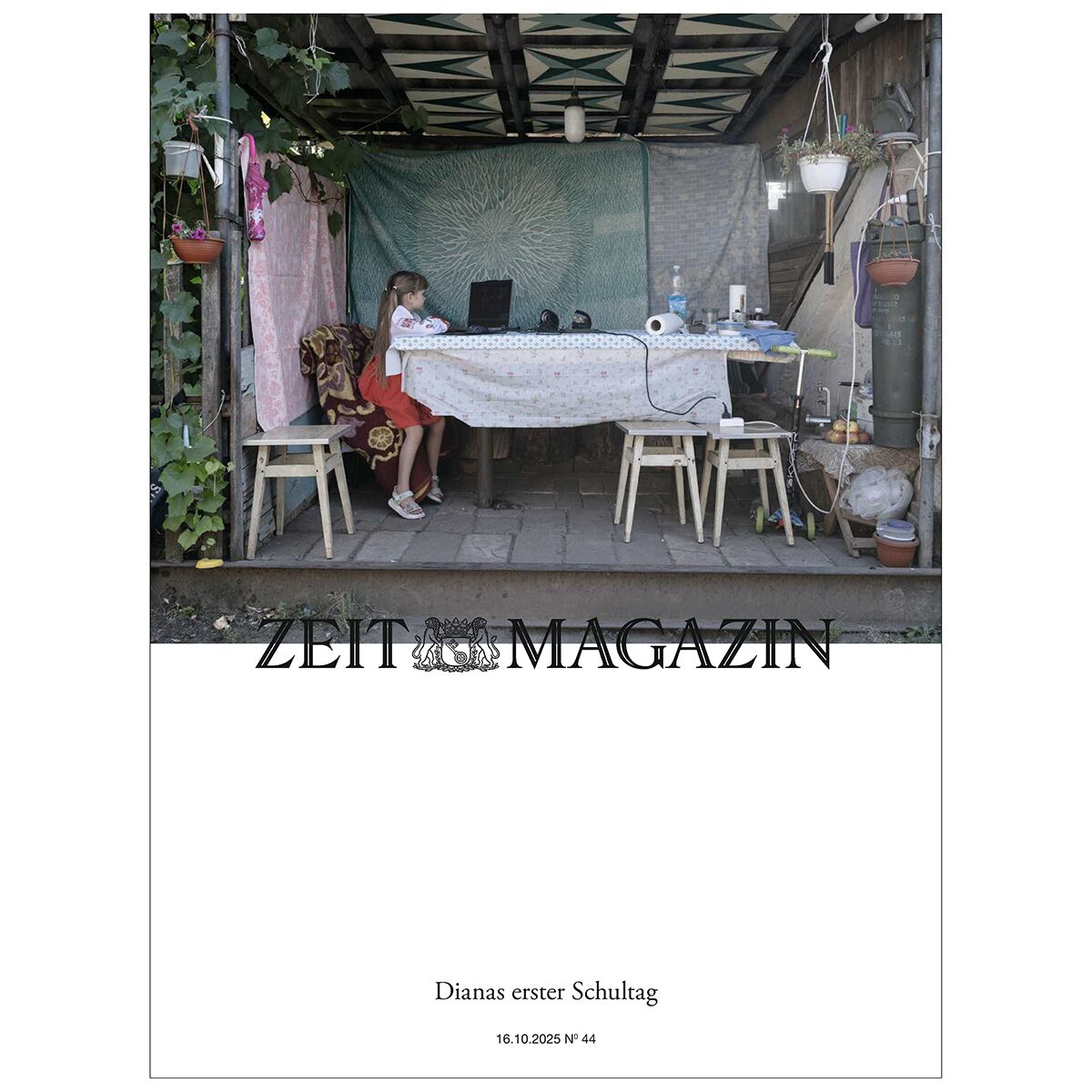 Titelbild des ZEIT Magazins 44/2025 mit einem Fotomotiv: Ein junges Mädchen sitzt an einem Tisch mit Laptop und Schulmaterialien in einem mit Stoffen und Pflanzen dekorierten Gartenpavillon. Der Titel darunter lautet 'Dianas erster Schultag'.