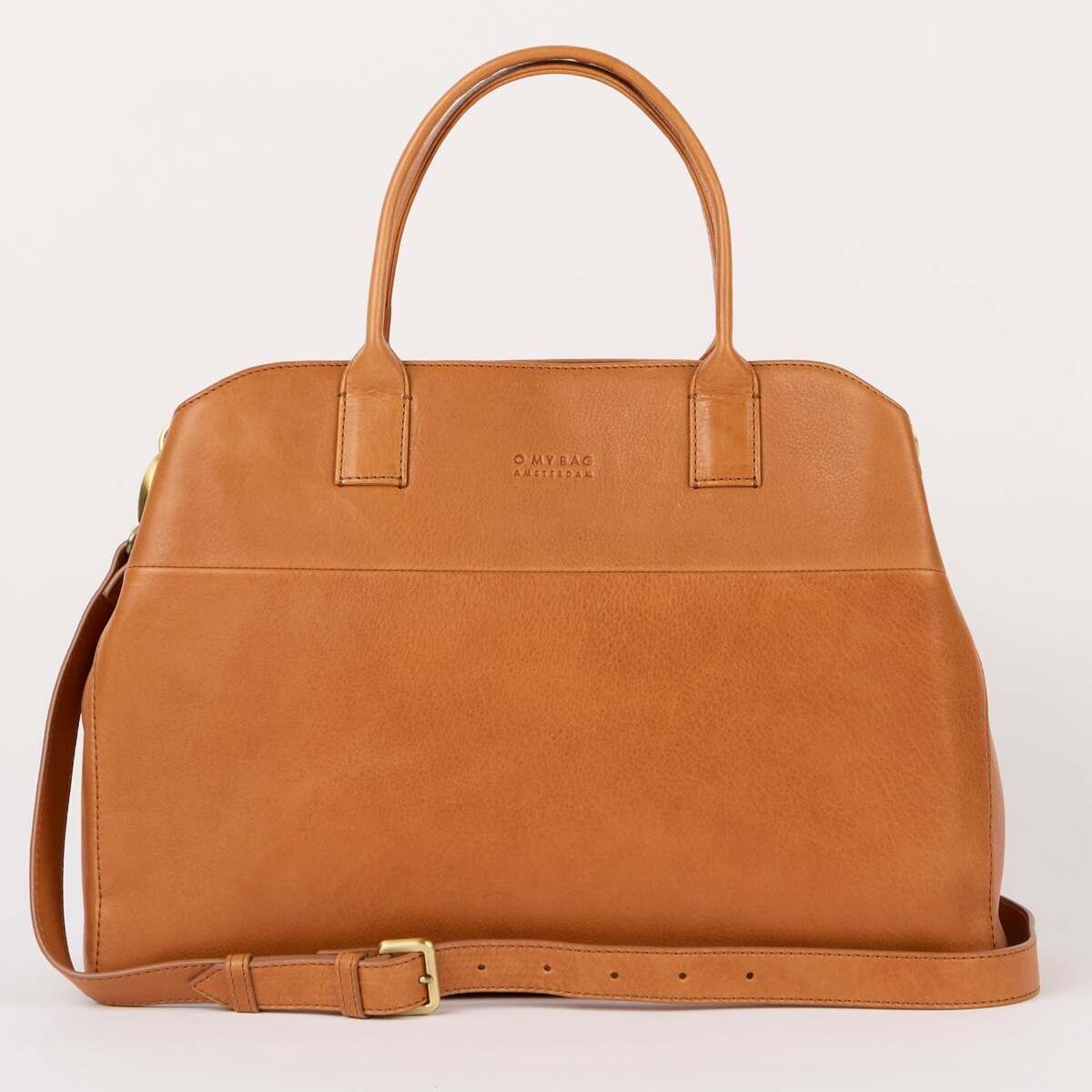 Die Abbildung zeigt eine elegante Schultertasche in hellbrauner Lederoptik mit abgerundeter Form, zwei stabilen Henkeln und einem verstellbaren Schulterriemen. Die Tasche steht aufrecht vor einem neutralen, hellen Hintergrund und eignet sich für Damen als modisches Accessoire im Alltag oder Büro.