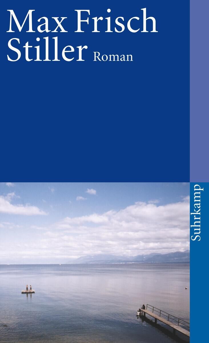 Das Buchcover von 'Max Frisch: Stiller' zeigt einen klaren blauen Himmel, einen ruhigen See und einen schmalen Steg am rechten Rand. Am Horizont ist eine Wolkenformation zu sehen. Der Titel und der Autorenname sind oben in weißer Schrift auf einem blauen Hintergrund platziert. Am rechten Rand steht 'Suhrkamp' vertikal in Weiß auf einem kleineren blauen Abschnitt.