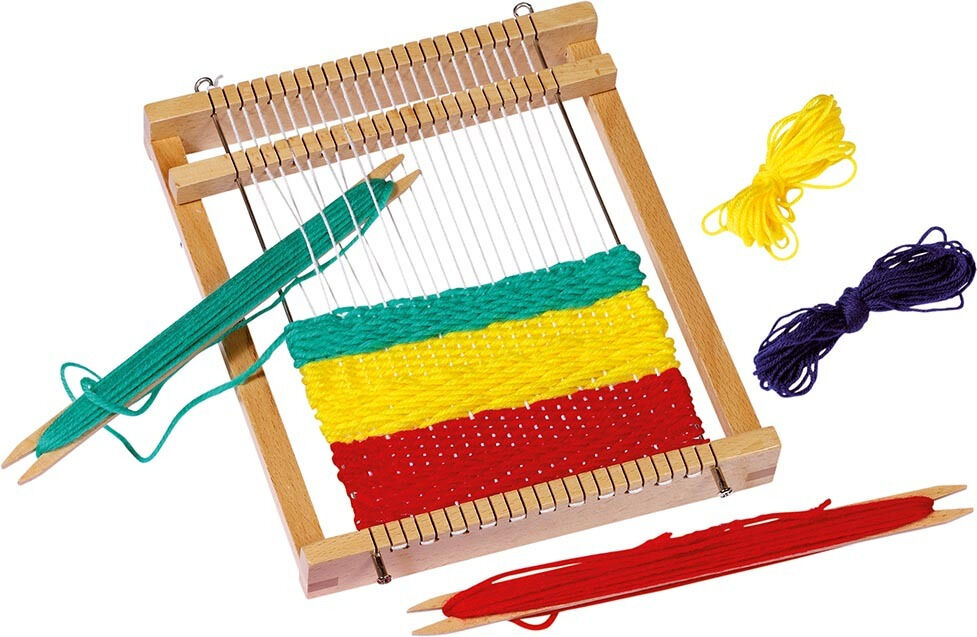Ein Strick- und Web-Set bestehend aus einem kleinen Holz-Webrahmen mit weißem Garn aufgespannt. Verschiedenfarbige Garnbündel in Rot, Gelb, Grün und Blau sind ebenfalls enthalten, zusammen mit zwei Webnadeln.