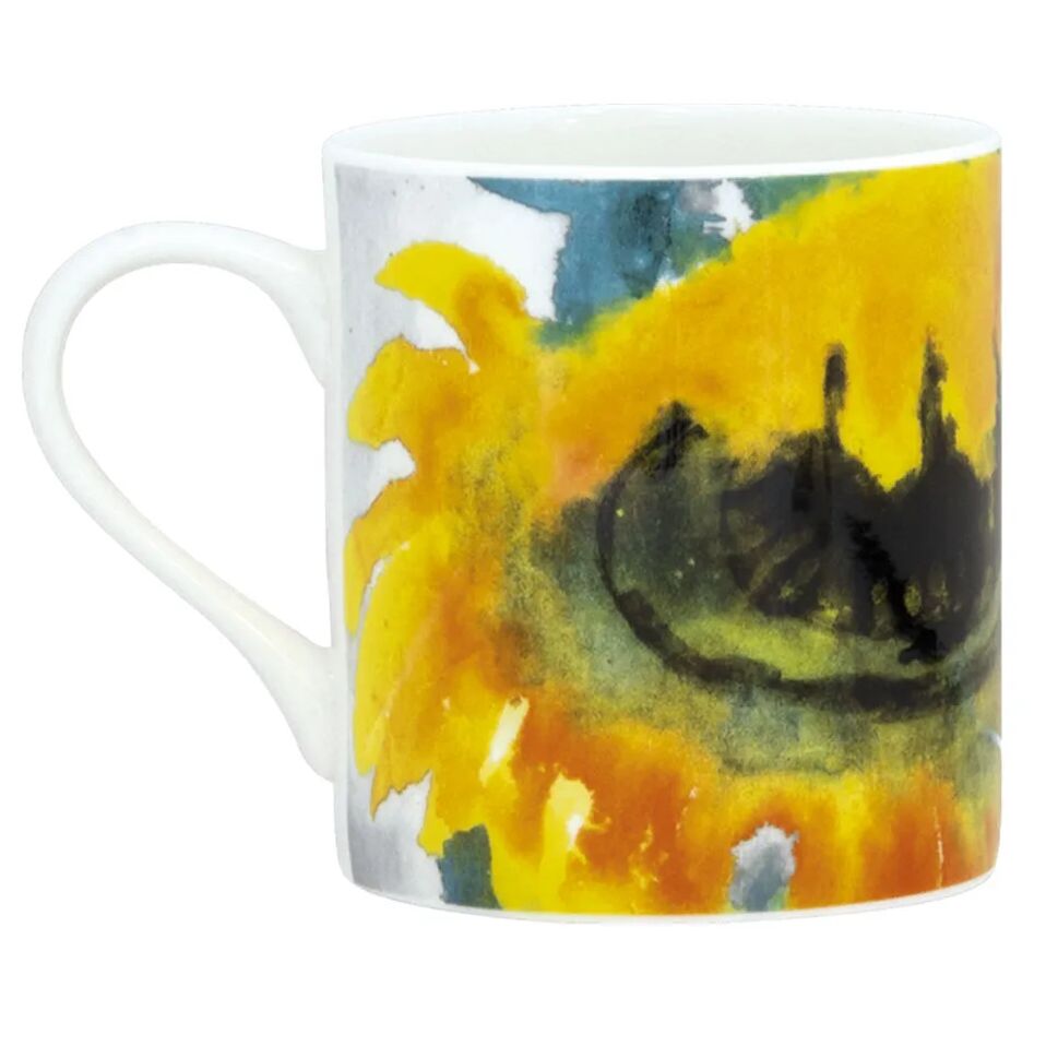 Der Porzellanbecher zeigt ein großflächiges, stilisiertes Blumenmotiv in kräftigem Gelb mit grünen und blauen Akzenten auf weißem Grund. Die Illustration stammt von Emil Nolde und erinnert an eine Sommerblume, vermutlich eine Sonnenblume. Der Becher hat einen klassischen Henkel.