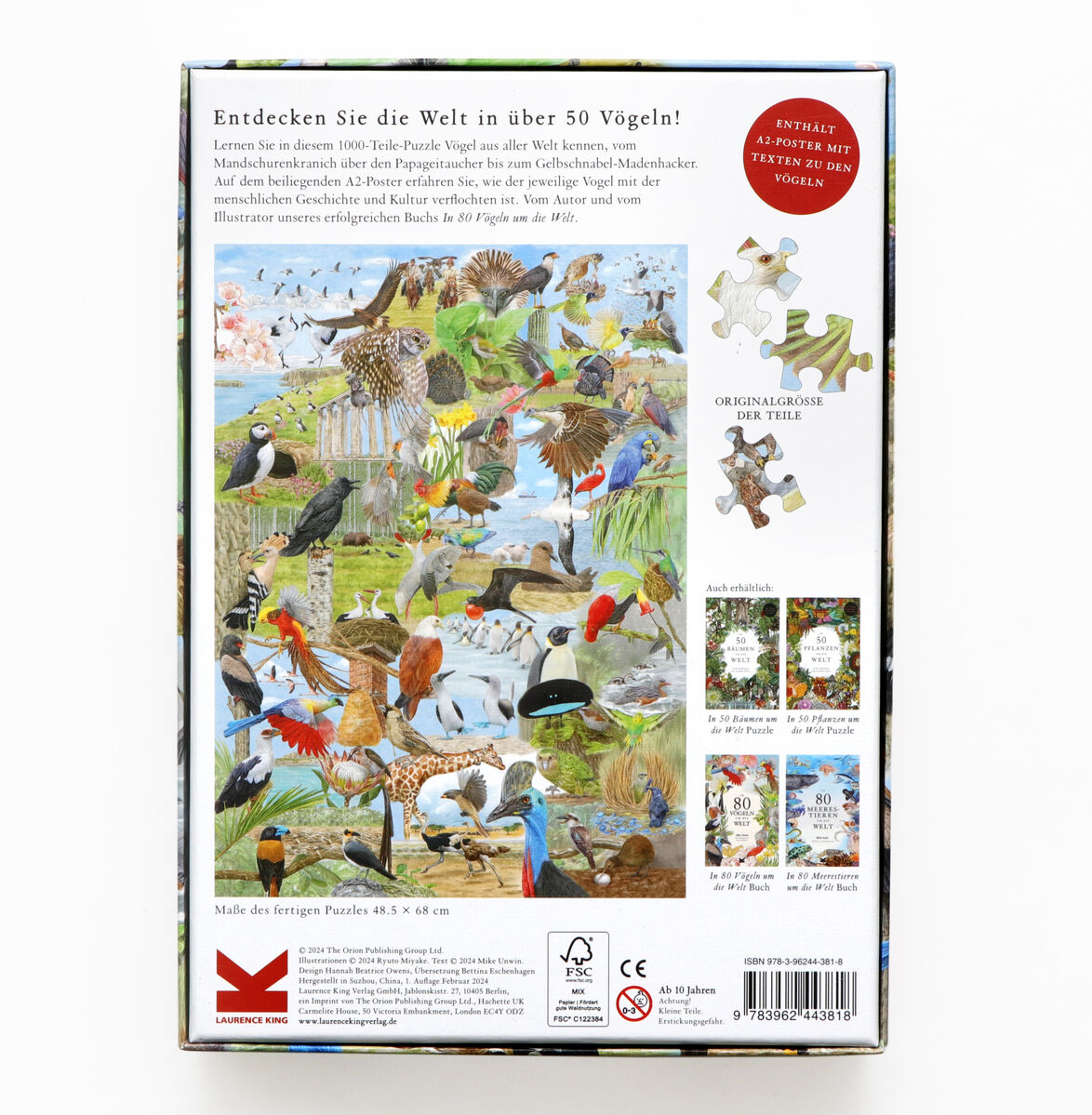 Verpackung des Puzzles »In 50 Vögeln um die Welt«. Das Puzzle zeigt eine Vielzahl von Vögeln in einer bunten, naturreichen Landschaft. Auf der Rückseite der Verpackung befinden sich genauere Informationen über das Puzzle, verschiedene Vögelabbildungen und das fertige Puzzle-Bild.