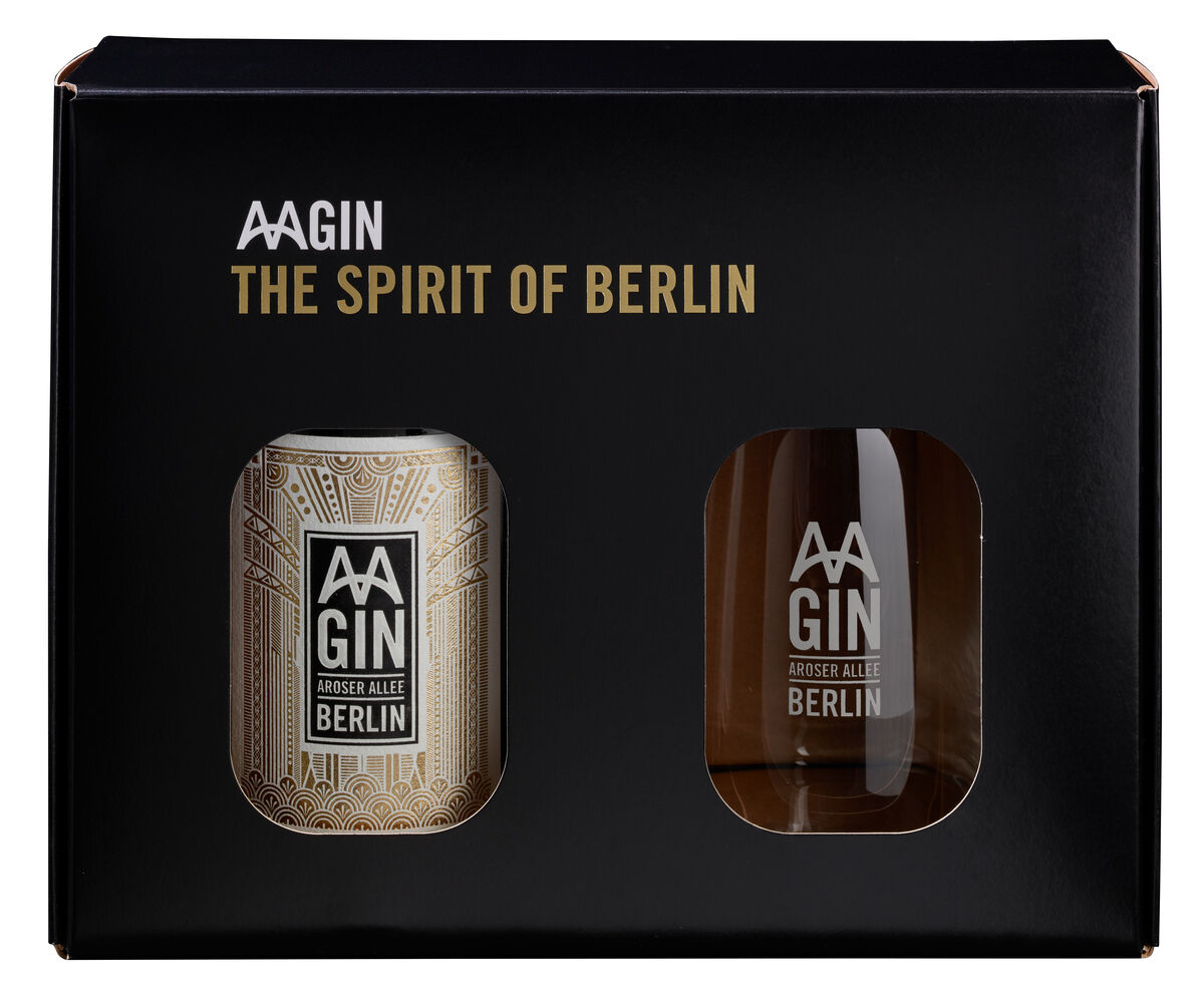 Set mit einer Flasche AAGIN Dry Gin und einem AAGIN Glas. Die Verpackung ist schwarz mit goldenen und weißen Akzenten und trägt den Schriftzug 'AAGIN THE SPIRIT OF BERLIN'.