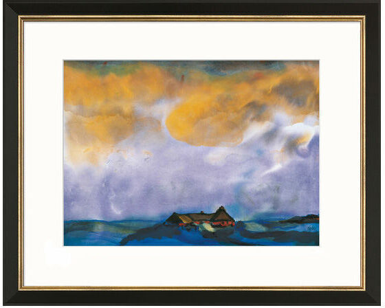 Ein farbenfrohes Gemälde von Emil Nolde mit dem Titel 'Hallig', das eine norddeutsche Landschaft mit wolkenbedecktem Himmel und zwei kleinen Häusern zeigt. Dominierende Farben sind Blau, Lila und Orange.