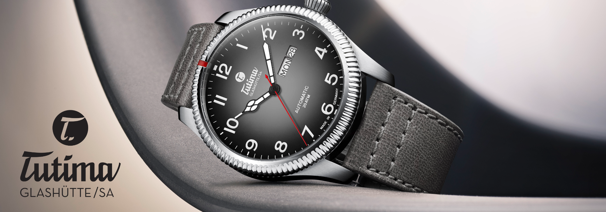 Tutima Glashütte schwarze Armbanduhr mit silbernem Gehäuse und grauem Lederarmband