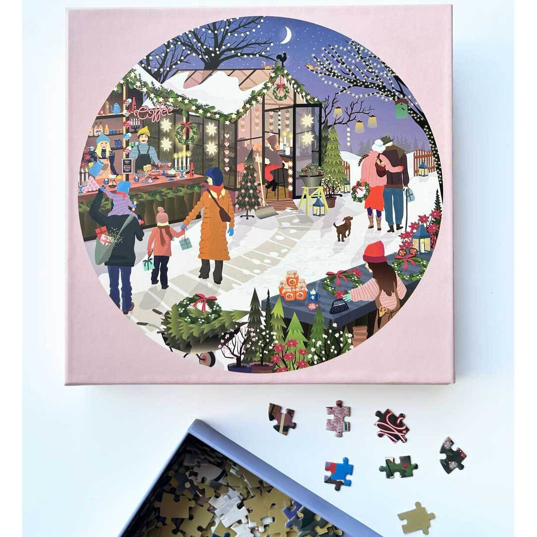 Ein Puzzle mit einem malerischen Weihnachtsmarkt bei Nacht, mit Menschen, die an Ständen stehen, unter Schneelaternen spazieren und die winterliche Atmosphäre genießen.