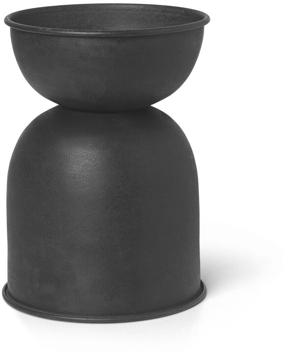 Ein minimalistischer, schwarzer Pflanztopf in Form einer Sanduhr auf weißem Hintergrund. Geeignet für moderne Wohnkultur und Designliebhaber.