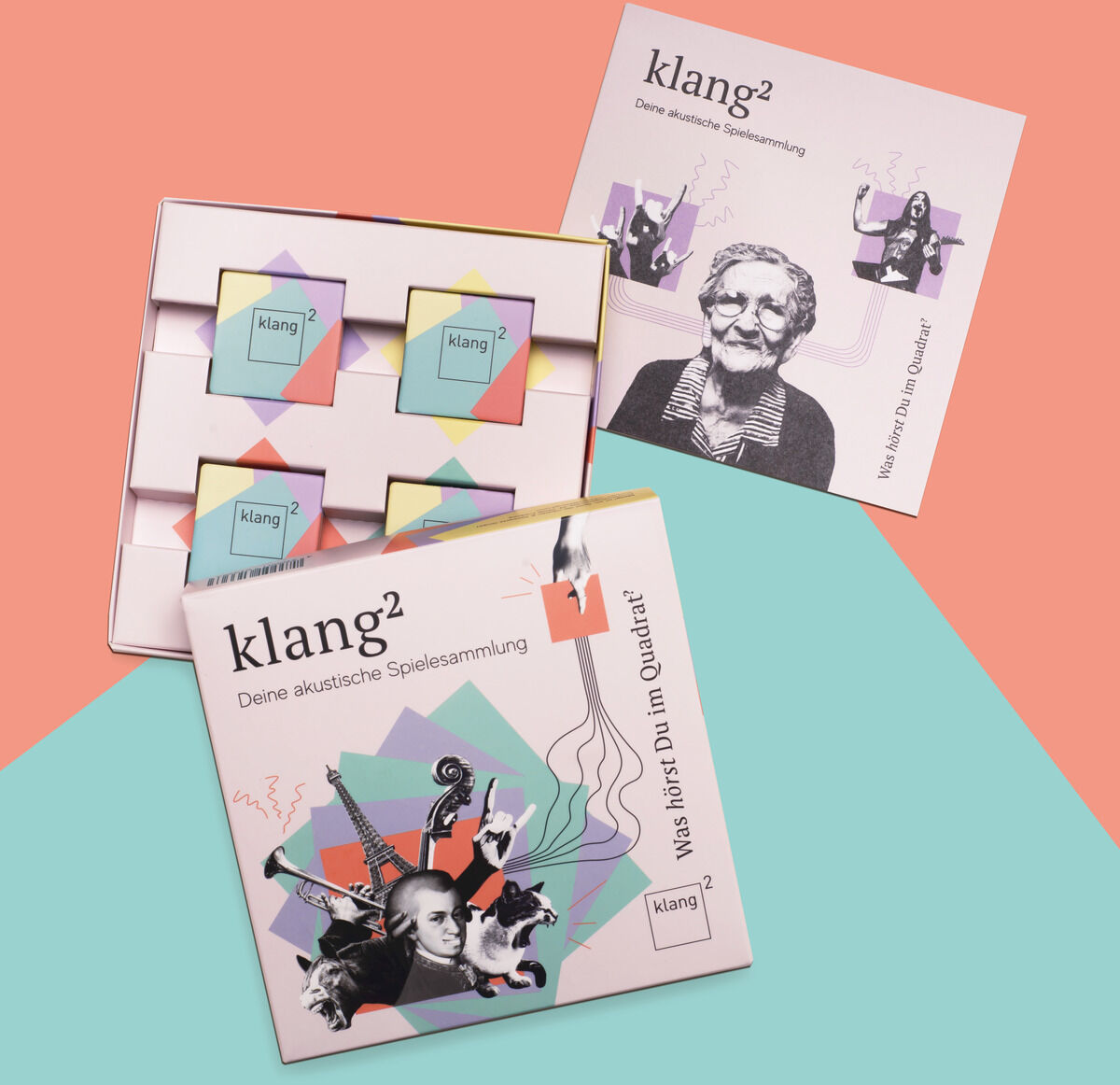 Das Bild zeigt die Spielverpackung „klang² - QR Edition“. Die Verpackung hat ein modernes, buntes Design mit verschiedenen geometrischen Formen und Bildern von Musikinstrumenten. Auf der Vorderseite stehen die Worte „klang² - Deine akustische Spielesammlung“. Vier kleine quadratische Karten sind im Inneren der Verpackung zu sehen. Der Hintergrund ist zweifarbig, in Weiß und Türkis aufgeteilt.