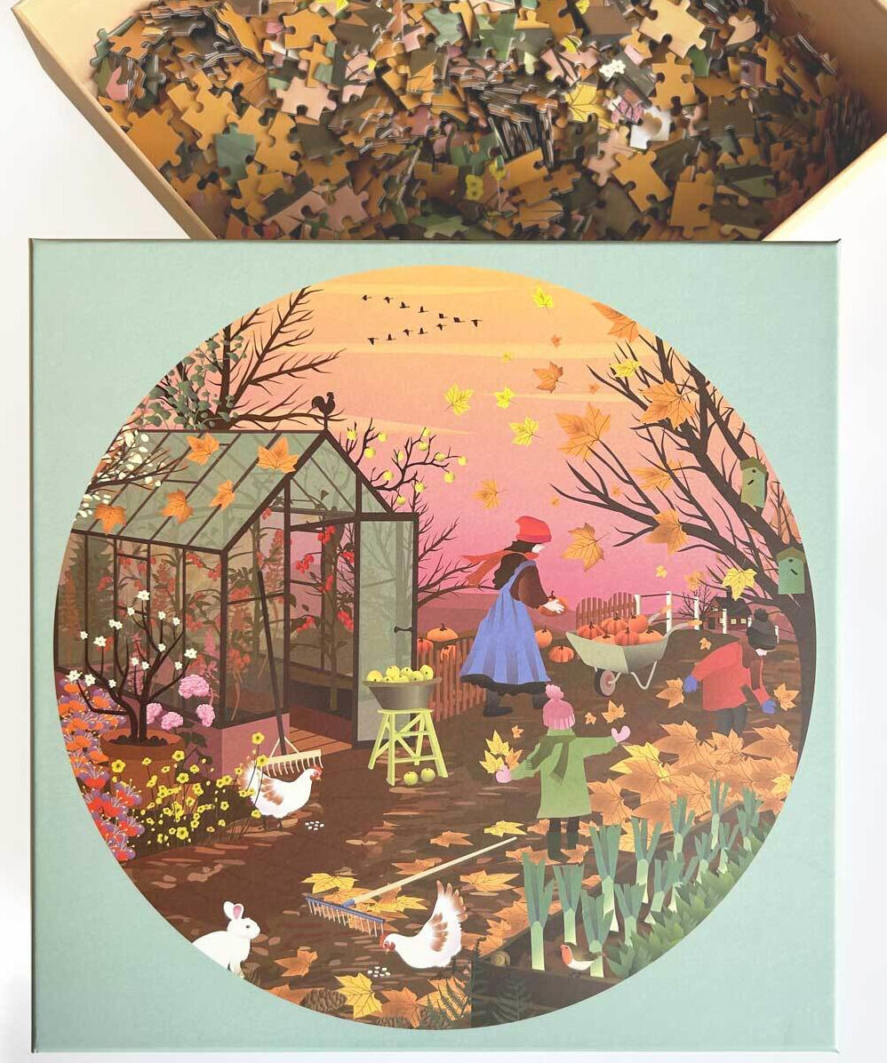 Bild eines Puzzles mit dem Motiv »Herbstgefühle«. Es zeigt eine herbstliche Gartenszene mit einem Glashaus, Laub, Gemüse und Hühnern. Eine Familie arbeitet im Garten bei Sonnenuntergang.