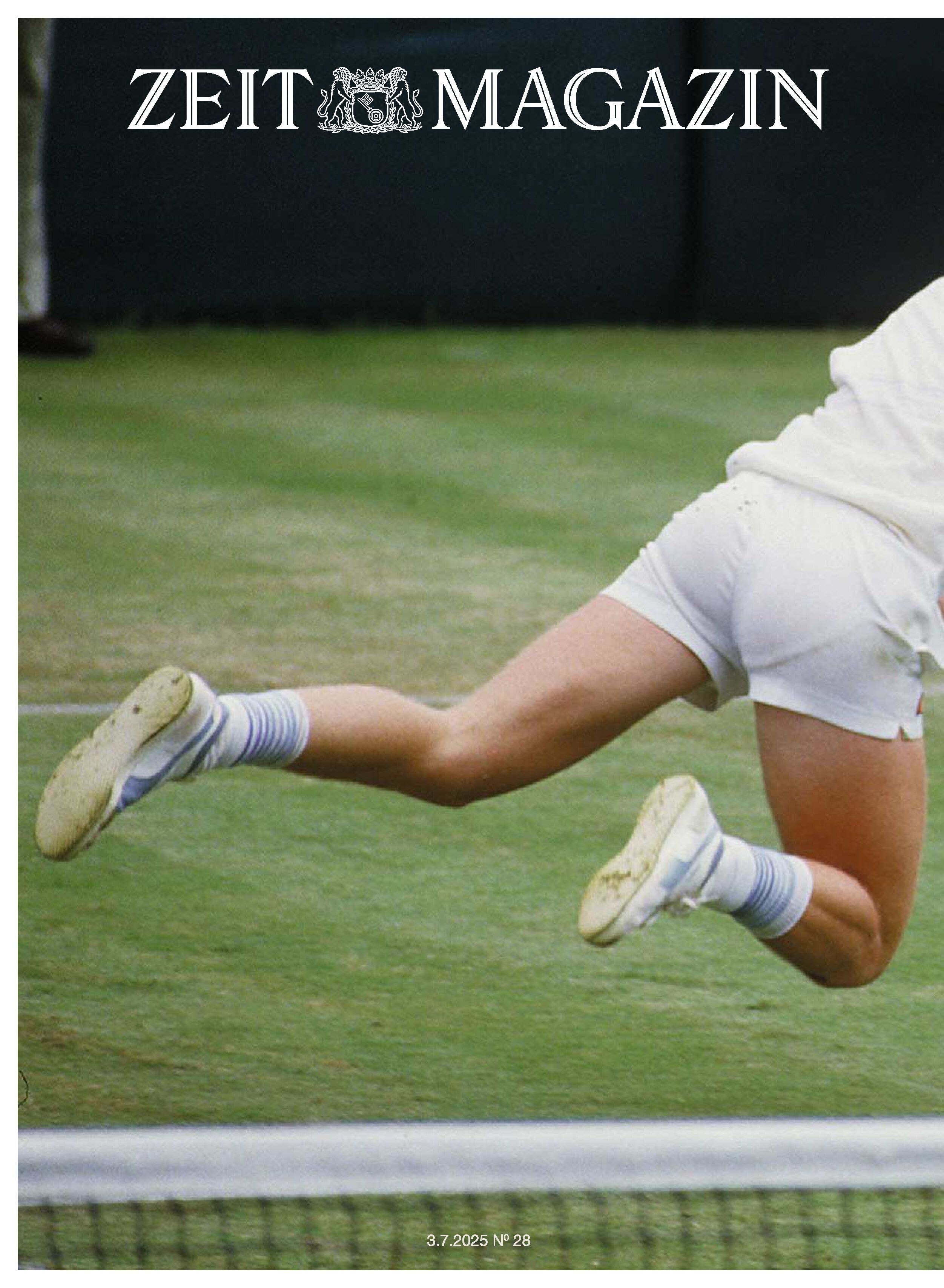 Titelbild des Zeit Magazins mit einer dynamischen Szene auf einem Tennisrasen: Der Unterkörper eines Tennisspielers in weißer Kleidung und weißen Sportschuhen ist im Sprung über dem grünen Platz zu sehen. Oben ist das Logo 'ZEIT MAGAZIN' abgebildet. Bild vermittelt Sportlichkeit, Sommer und Tradition.