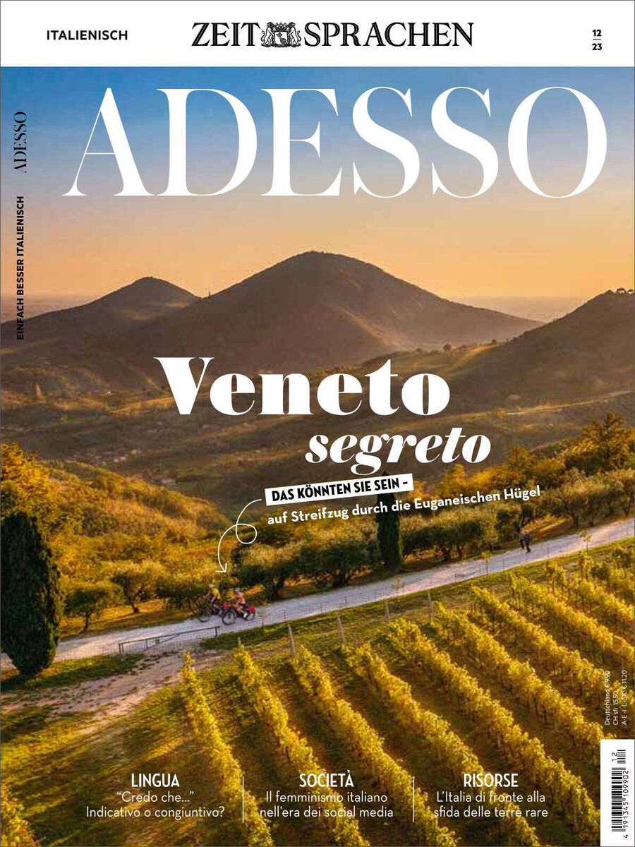 Titel des Magazins 'Adesso' Ausgabe 12/2023 mit einem Coverbild einer italienischen Landschaft in den Euganeischen Hügeln, zeigt Weinberge und eine Gruppe Radfahrer bei untergehender Sonne. Text auf dem Cover beschreibt den Hauptartikel über das geheime Veneto.