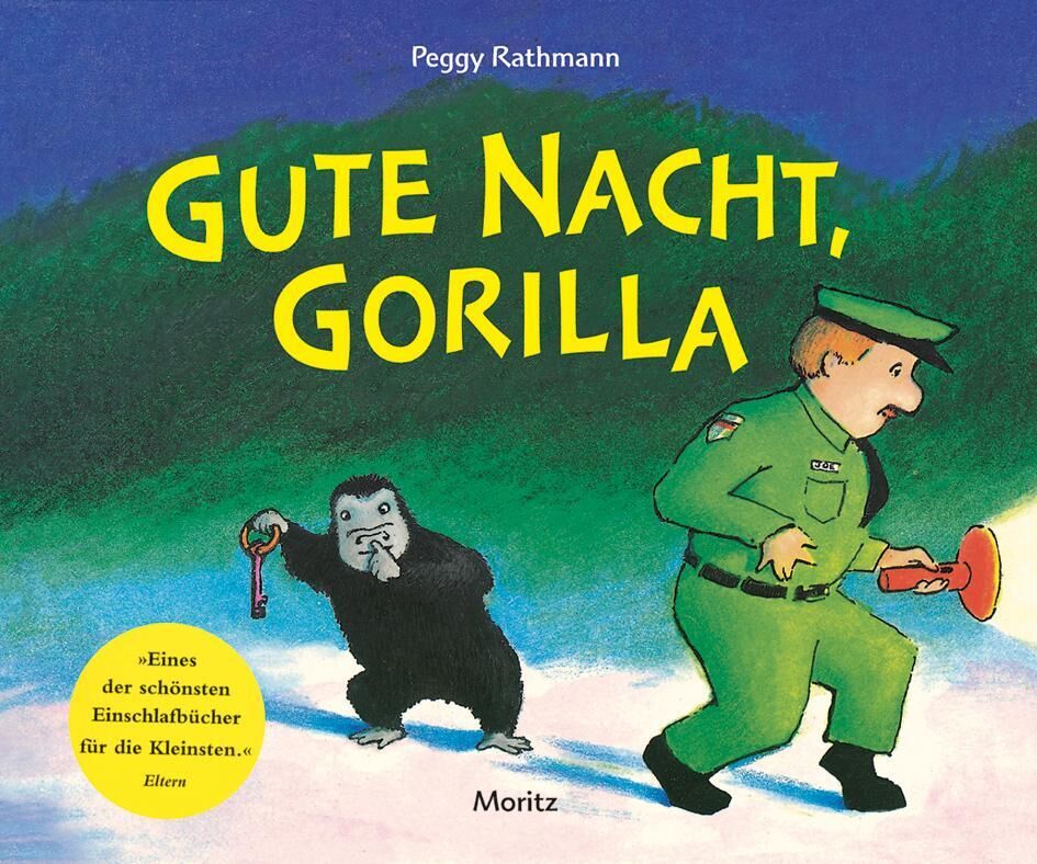 Cover des Kinderbuchs 'Gute Nacht, Gorilla' von Peggy Rathmann. Zeigt einen Zoowärter mit einer Lampe, der von einem kleinen Gorilla gefolgt wird, der einen Schlüssel trägt. Im Hintergrund sind dunkler Nachthimmel und grüne Bäume zu sehen. Weitere Tiercharaktere erscheinen im Bild.