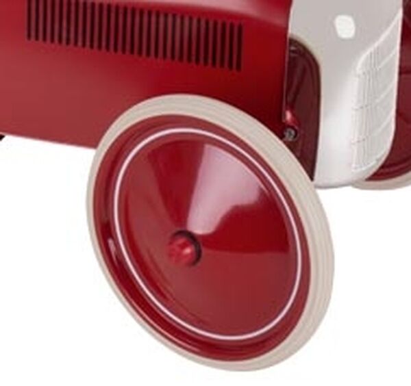 Abgebildet ist ein Retro Rutschauto aus Metall der Marke GOKI im Stil eines Grand-Prix-Wagens der 1930er Jahre. Das Fahrzeug ist dunkelrot lackiert, hat breite weiße Gummireifen, ein schlichtes schwarzes Lenkrad und einen schwarzen Sitz.