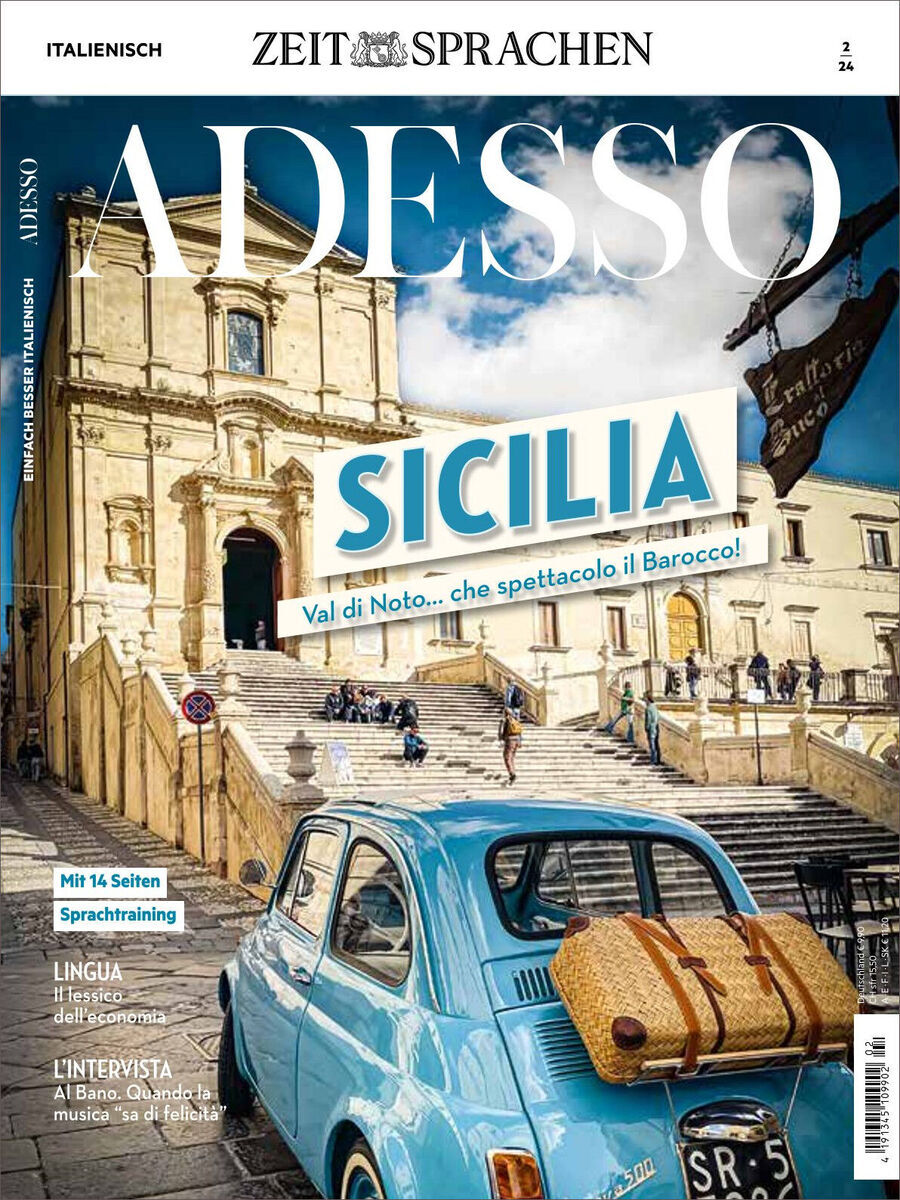 Das Cover des Adesso Magazins 02/2024 zeigt ein Bild von Sizilien, genauer gesagt der Val di Noto mit ihren barocken Gebäuden. Im Vordergrund ist ein blauer Oldtimer mit einem braunen Koffer auf dem Dach zu sehen. Oben im Bild steht der Titel 'Adesso' und der Text 'SICILIA'. Weitere Magazinelemente wie Sprachtraining, Kulturberichte und Interviews sind zu sehen.