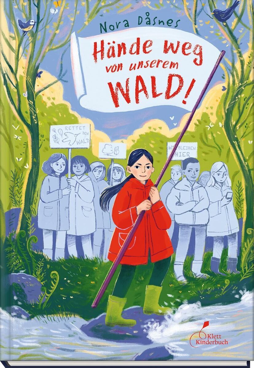 Ein Buchcover mit dem Titel 'Hände weg von unserem Wald!' von Nora Dåsnes, veröffentlicht von Klett Kinderbuch. Das Bild zeigt eine Illustration von Kindern in einer Protestszene im Wald, darunter ein Mädchen in einem roten Mantel, das einen Stock hält. Im Hintergrund sind Schilder mit Botschaften zum Waldschutz zu sehen.
