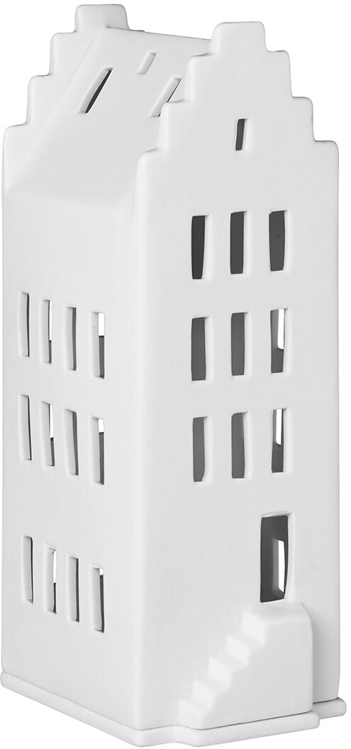 Ein weißes Lichthaus mit Giebeldach und mehreren rechteckigen Fenstern, das als Teelichthalter verwendet wird. Es handelt sich um eine aus Keramik gefertigte Miniatur eines Gebäudes, ideal zur Dekoration und Beleuchtung von Innenräumen, besonders während der Weihnachtszeit und Wintermonate.