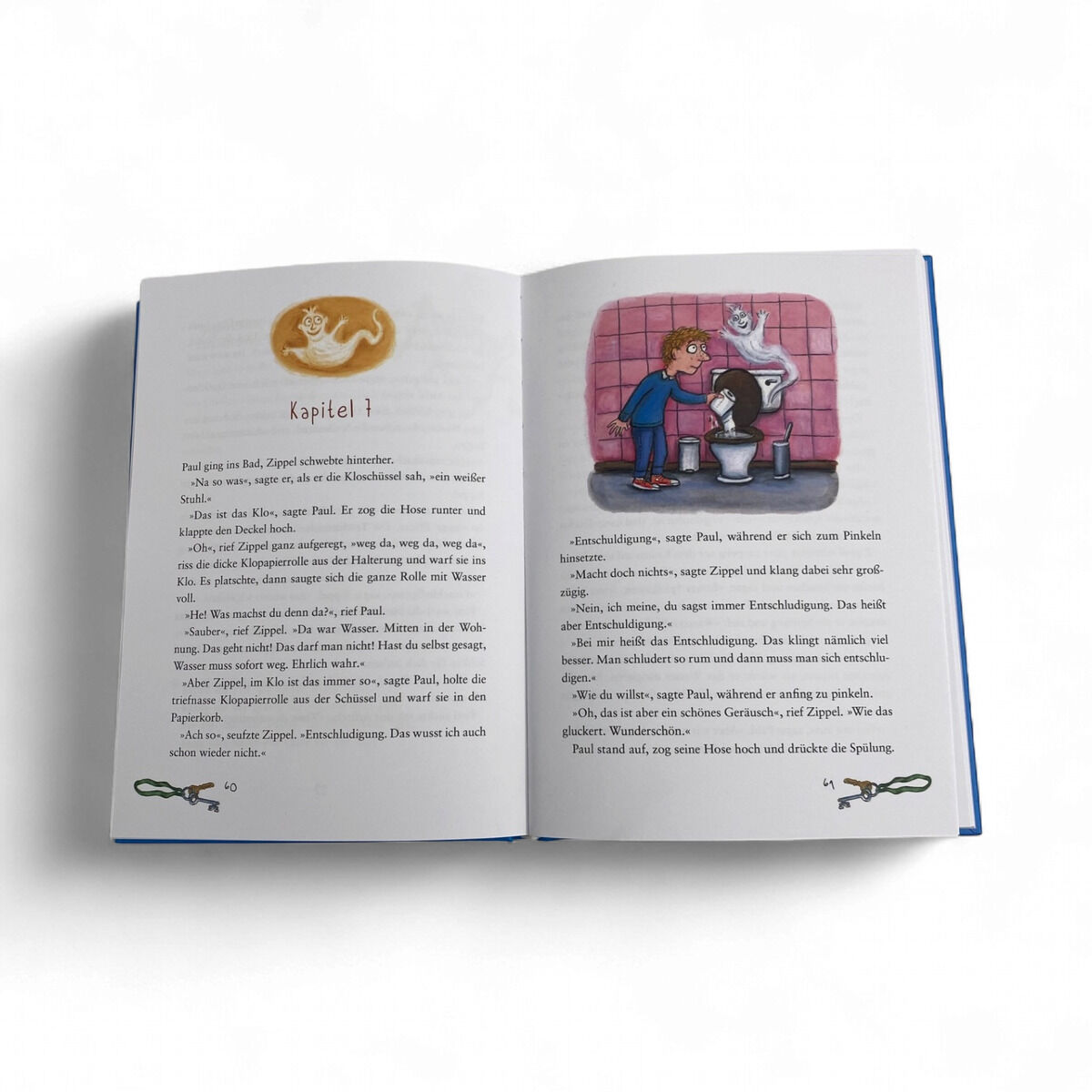 Aufgeschlagenes Kinderbuch "Zippel – Das wirklich wahre Schlossgespenst" aus der ZEIT-Edition »Ausgezeichneter Lesespaß!«, links Text mit Kapitelüberschrift und kleiner Gespensterillustration, rechts eine farbige Zeichnung von einem Jungen im roten Pullover und einem blassen Gespenst im Badezimmer mit Kacheln, darunter Text.