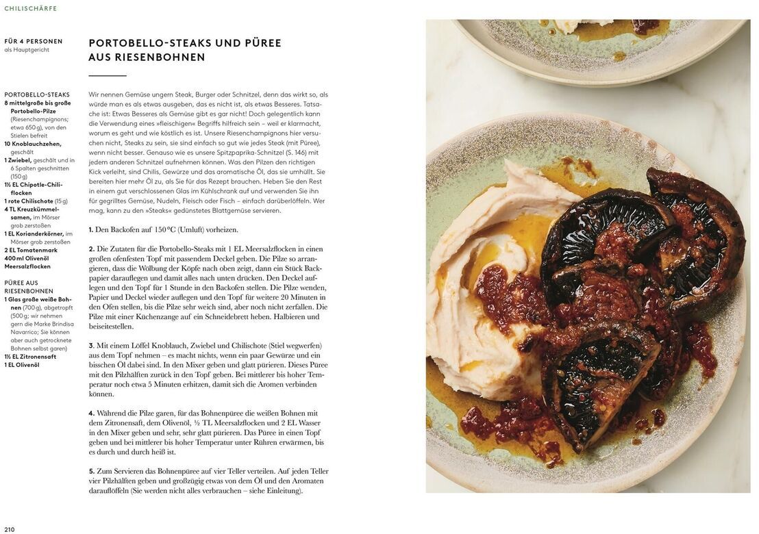 Zwei Buchseiten aus dem Kochbuch 'Flavour' von Yotam Ottolenghi zeigen das Rezept für Portobello-Steaks und Püree aus Riesenbohnen, mit einem Foto des fertigen Gerichts. Der Text ist in Schwarz auf weißem Hintergrund gedruckt. Das Foto zeigt rustikale, gebratene Portobello-Pilze mit einer Seite Püree, garniert mit einer roten Sauce, angerichtet auf einem beigefarbenen Teller.