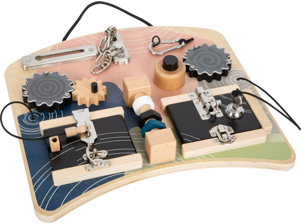Ein Motorikbrett aus Holz mit verschiedenen Schlössern, Drehmechanismen und Verschlüssen, um die Feinmotorik von Kindern zu fördern. Es gibt Zahnräder, Haken und Schnüre auf einer gewellten Oberfläche in natürlichen und schwarzen Farbtönen.