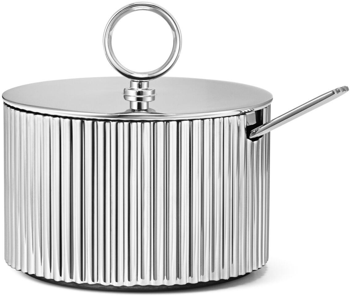 Hochwertige silberne Zuckerdose mit Rillenmuster und passendem Löffel der Serie »Bernadotte«, ideal für Kaffeetafel oder Teezeremonie.