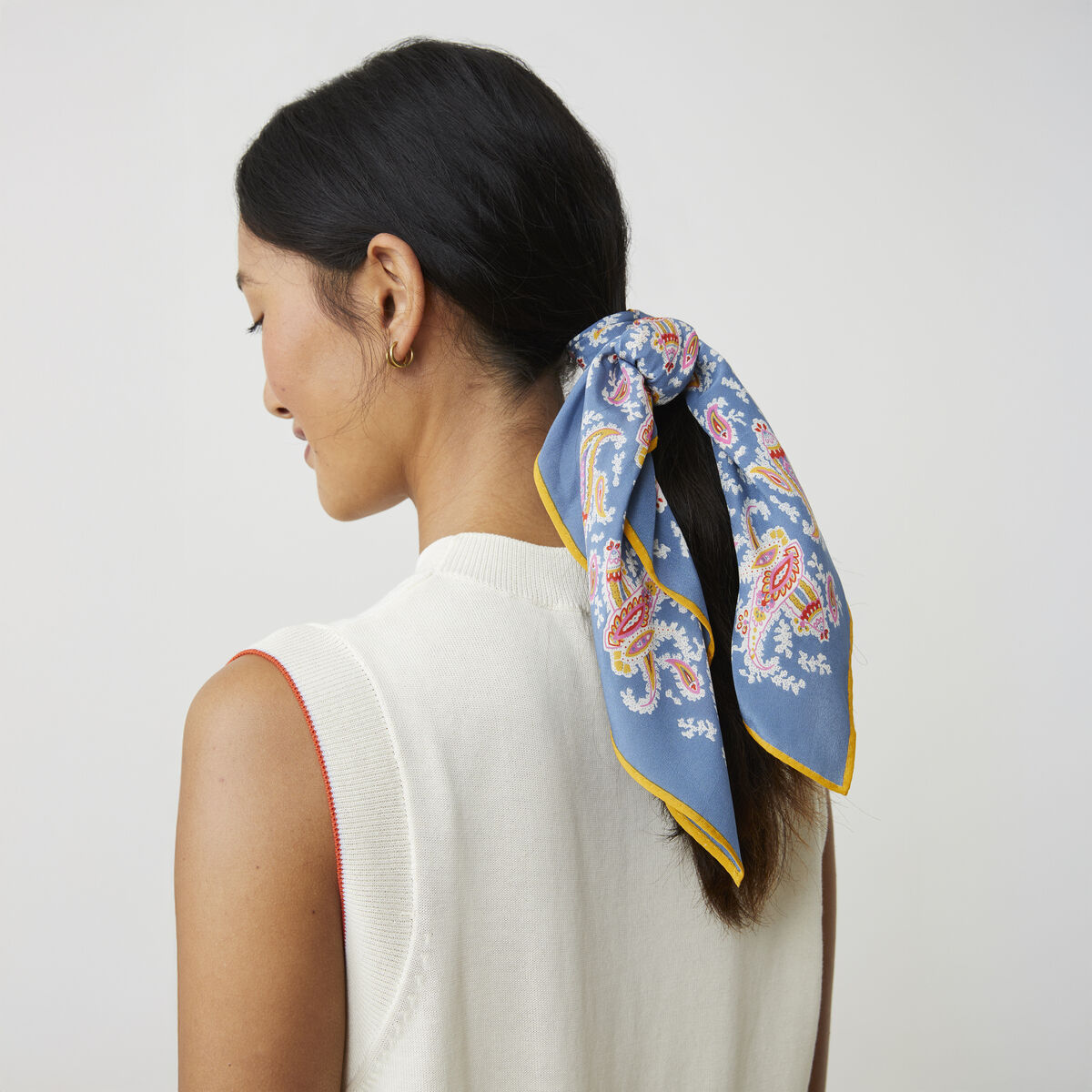 Quadratisches Seidentuch No. 763 von MOISMONT, Maße 65x65 cm, in edlem Indigoblau mit feinem, einem geometrischen Muster. Das Tuch wirkt elegant, leicht glänzend und hochwertig verarbeitet – perfekt als vielseitiges Modeaccessoire für stilbewusste Erwachsene.