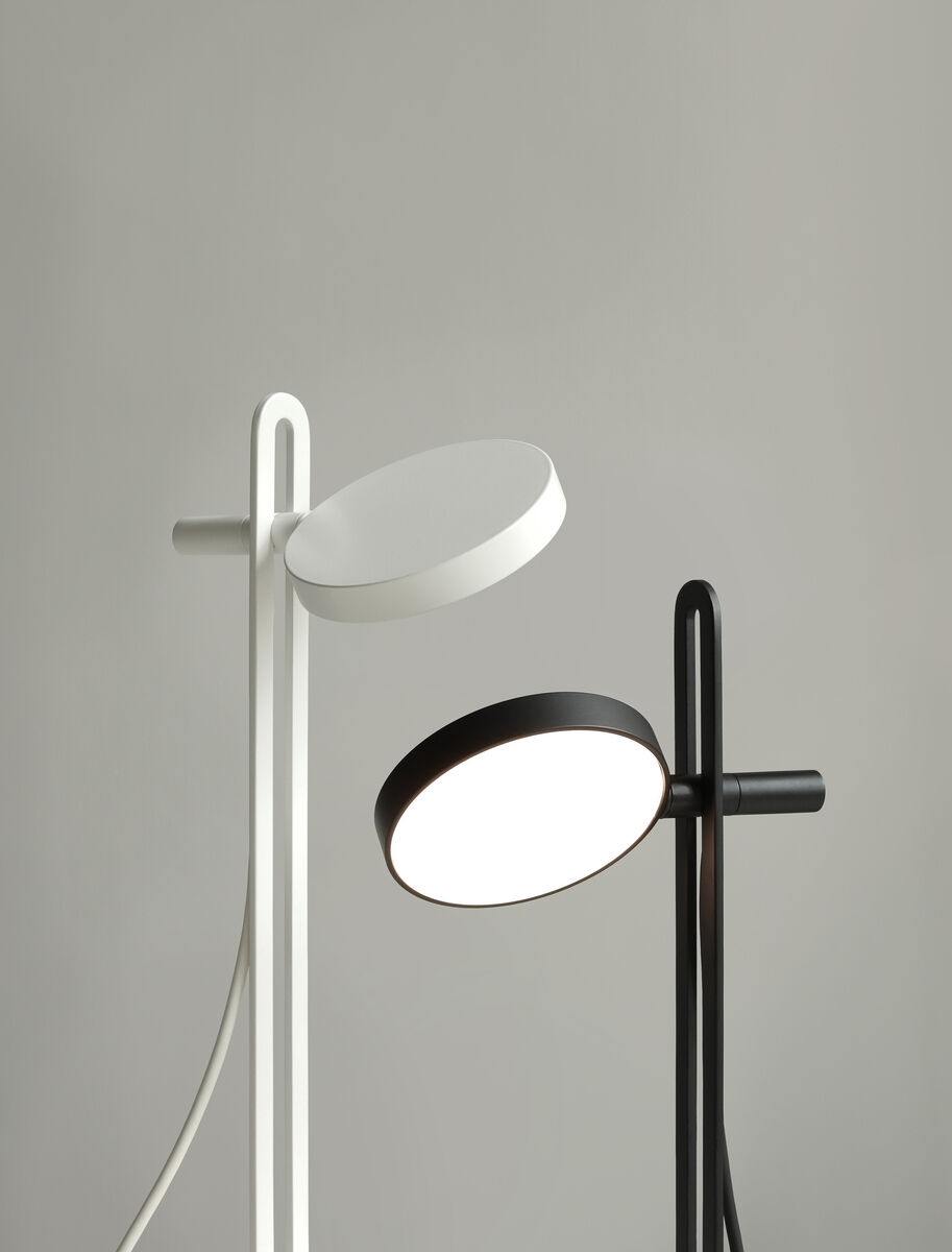 Zwei Tischlampen des Modells »Echo« sind auf dem Bild zu sehen. Eine ist schwarz und die andere weiß, beide haben ein modernes, minimalistisches Design und sind vor einem grauen Hintergrund platziert.