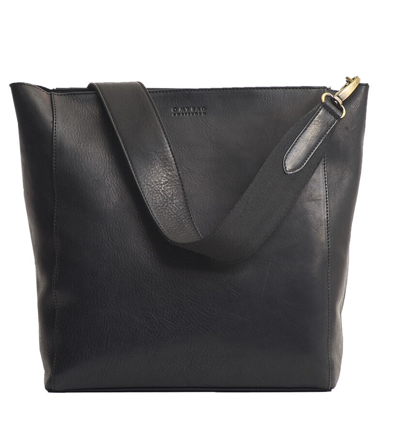 Eine schwarze Lederhandtasche mit minimalistischem Design und Schulterriemen. Die Tasche hat goldene Akzentdetails.