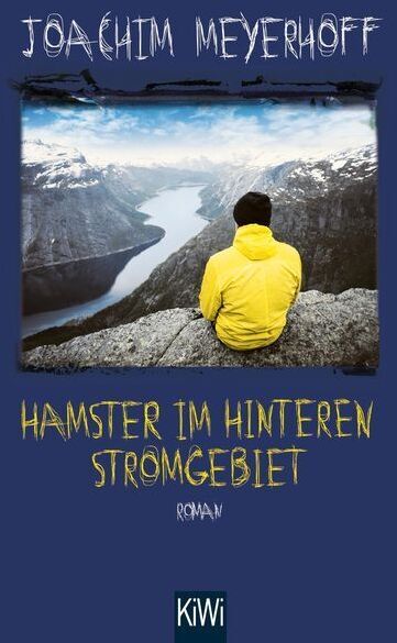 Buchcover von Joachim Meyerhoffs Roman 'Hamster im hinteren Stromgebiet'. Das Cover zeigt eine Person in gelber Jacke, die auf einer Klippe sitzt und auf eine weite Landschaft mit Bergen und Wasser blickt. Oben steht der Name des Autors und unten der Titel des Buches sowie das Logo des KiWi Verlags.