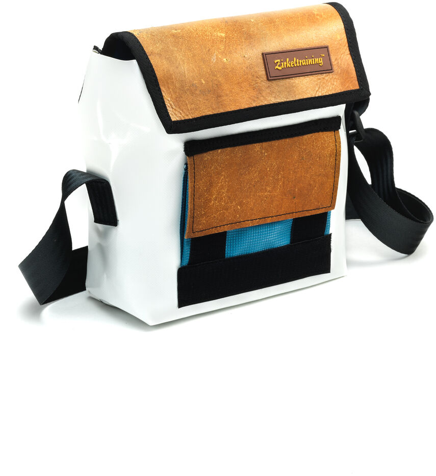 Weiße und goldene Schultertasche mit schwarzem verstellbarem Gurt und blauen Akzenten, perfekt für den Alltag in der Großstadt.